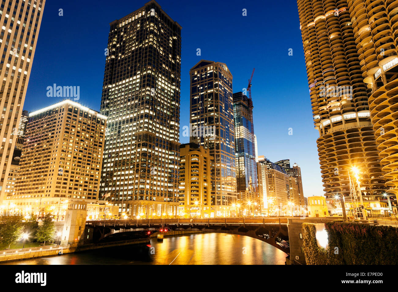 USA, Illinois, Chicago, niedrigen Winkel Ansicht der Wolkenkratzer Stockfoto