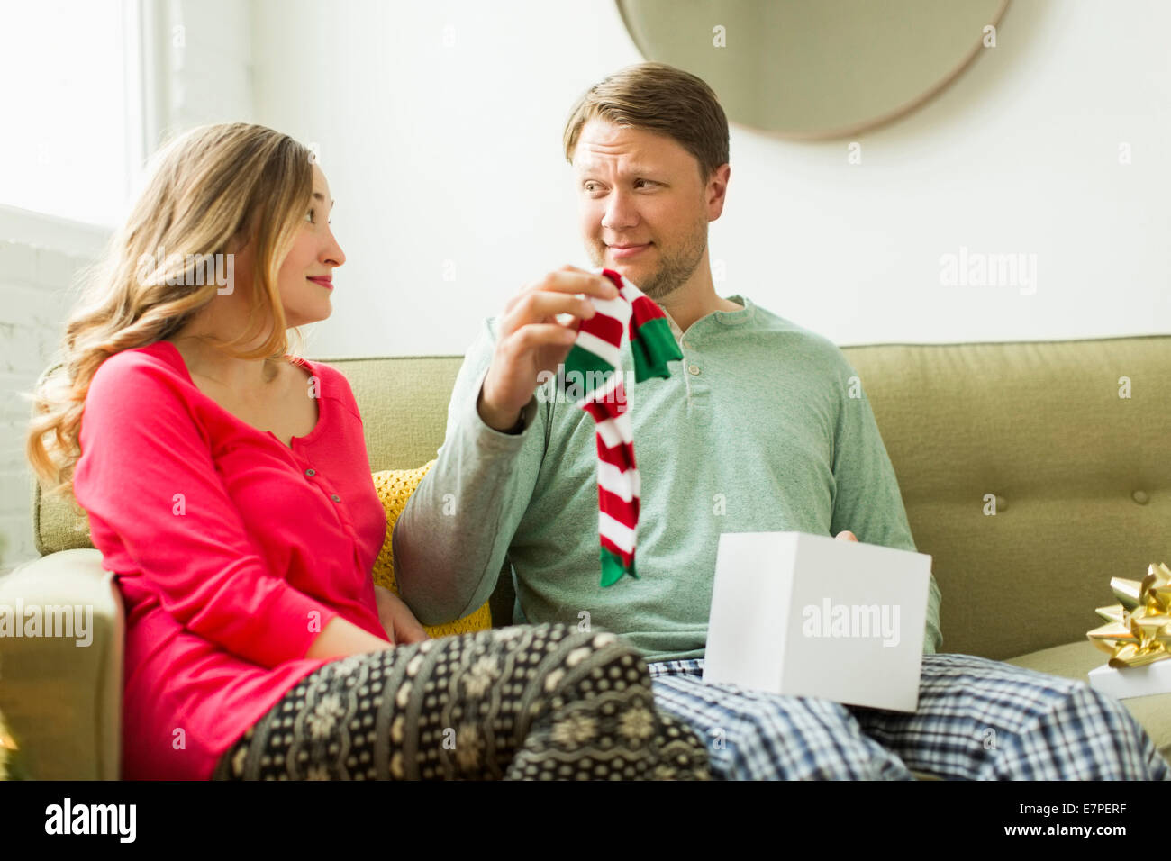Mann hält unerwünschte Weihnachtsgeschenk Stockfoto