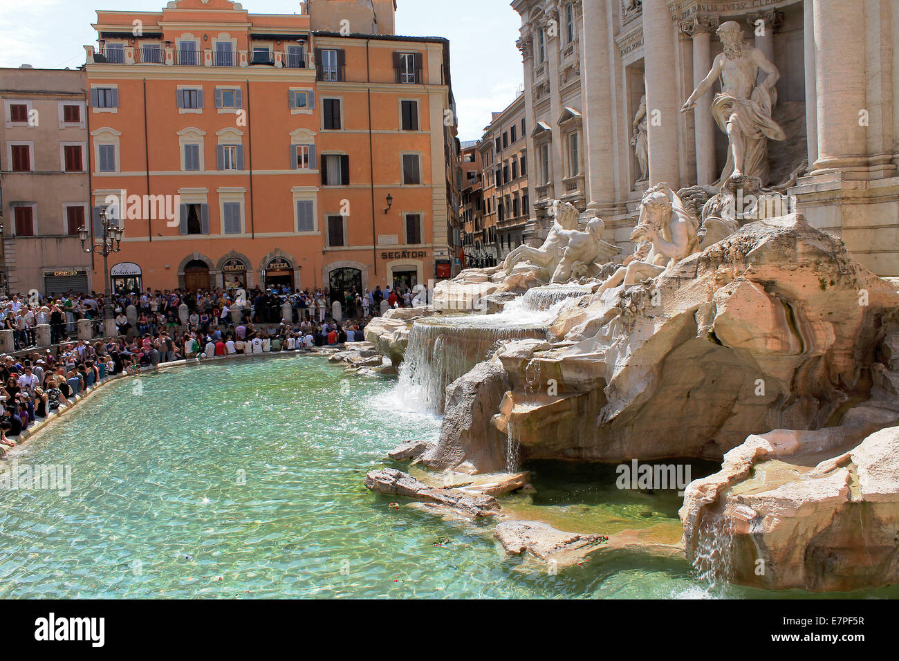 Details zum trevi brunnen -Fotos und -Bildmaterial in hoher Auflösung ...