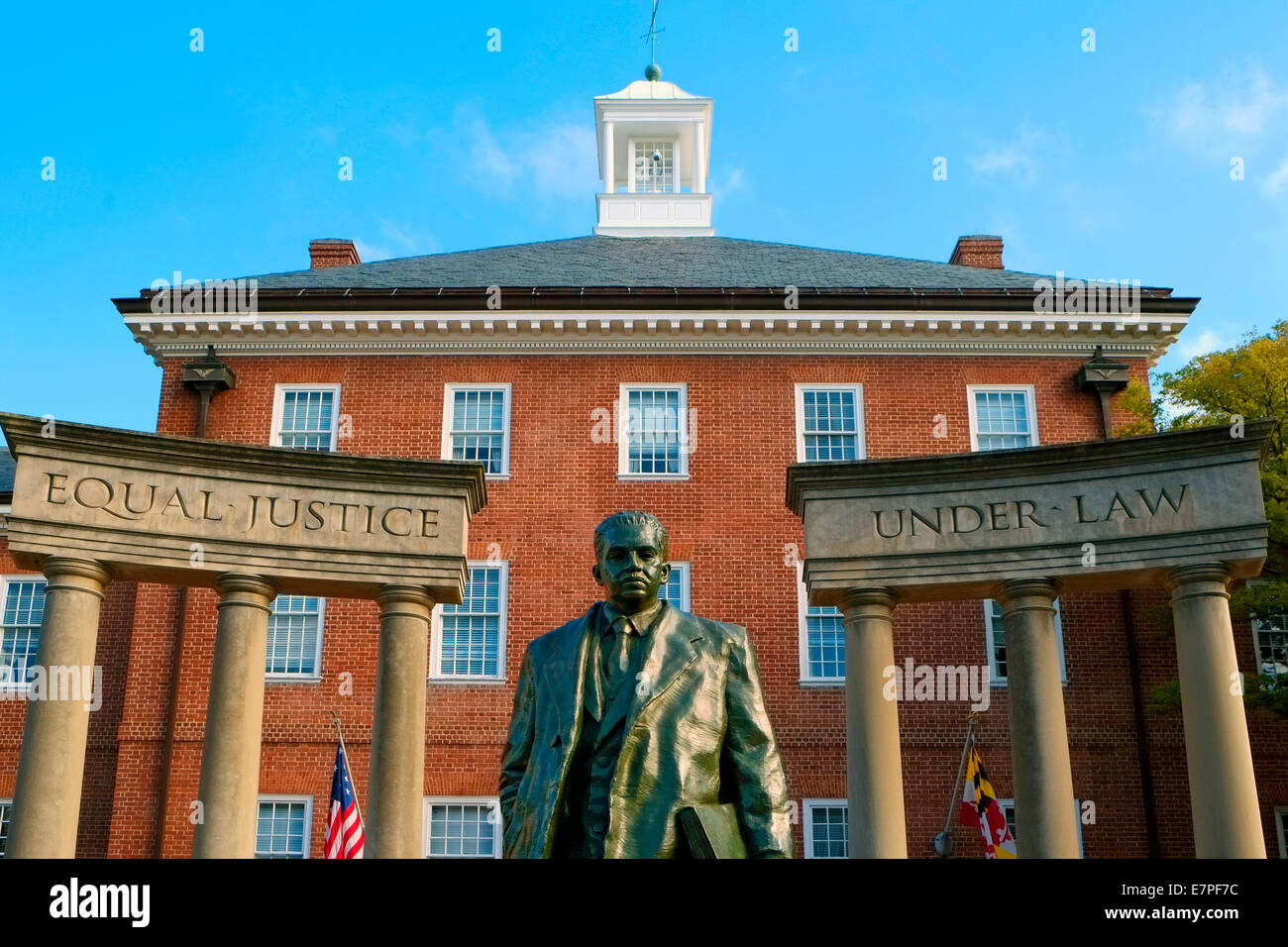 Eine Statue des ehemaligen U.S. Supreme Court Justice Thurgood Marshall vor James Senat Bürogebäude der Maryland State House Stockfoto