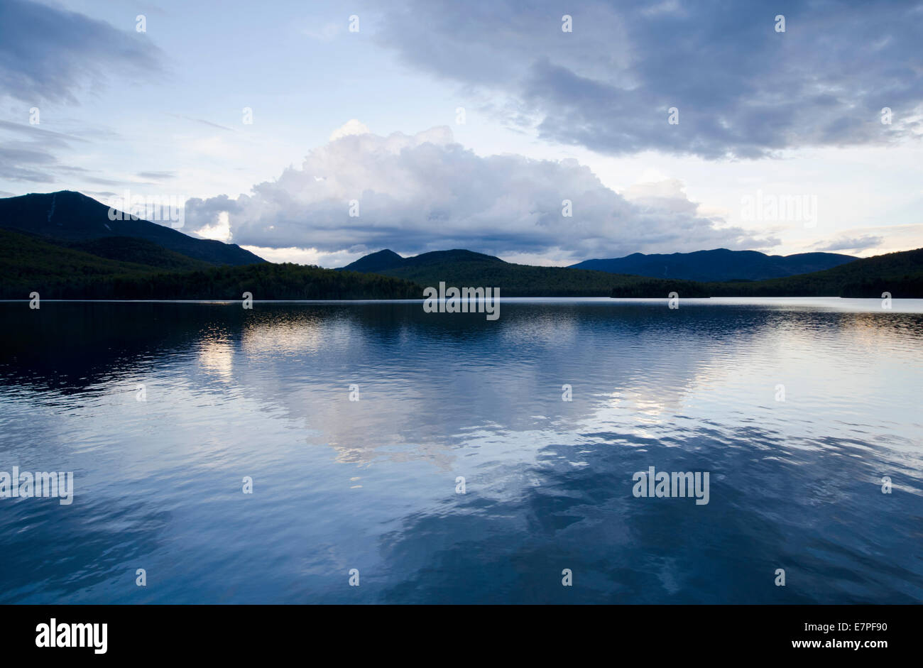 USA, New York State, Lake Placid, Wolken reflektiert in See in der Abenddämmerung Stockfoto