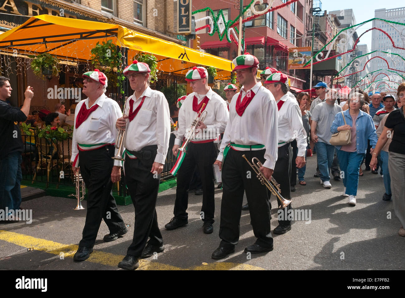 New York, NY - 18. September 2010 rote Mike Festival Band marschiert entlang Mulberry Street, während die San Gennaro italienischen fest Stockfoto