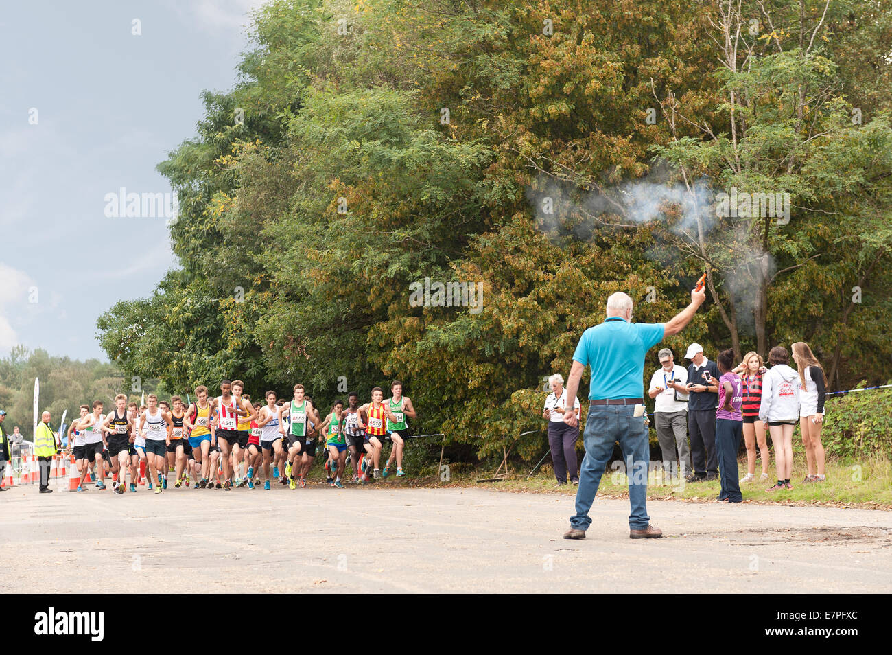 Inbetriebnahme der schnell Tempo Kreuz Land Langstrecken laufen Straße Relais schnellen Sprint Team Positionierung im Konkurrenzkampf zu sichern Stockfoto