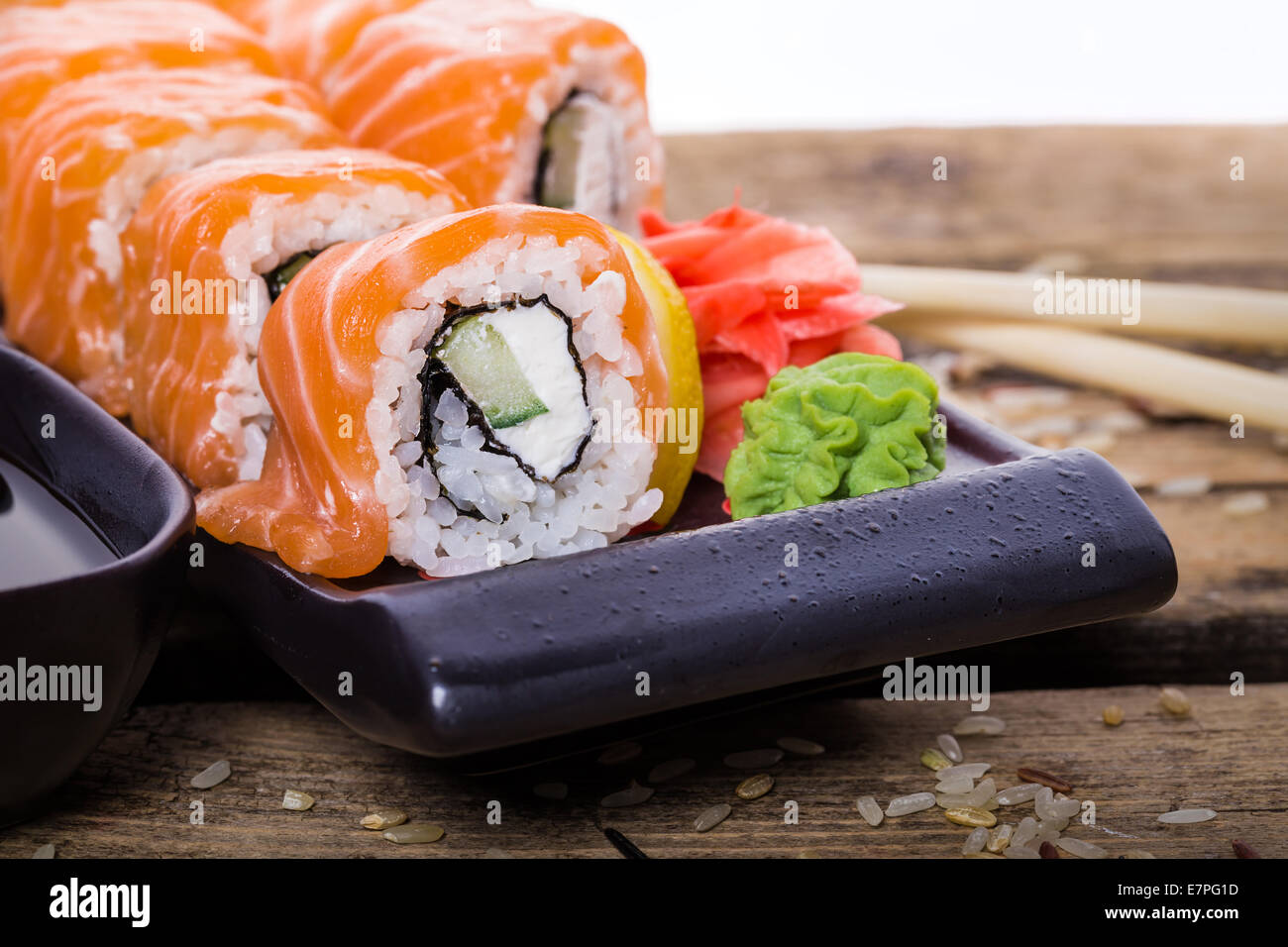 Lachs Sushi-Rollen auf einem hölzernen Hintergrund Stockfoto