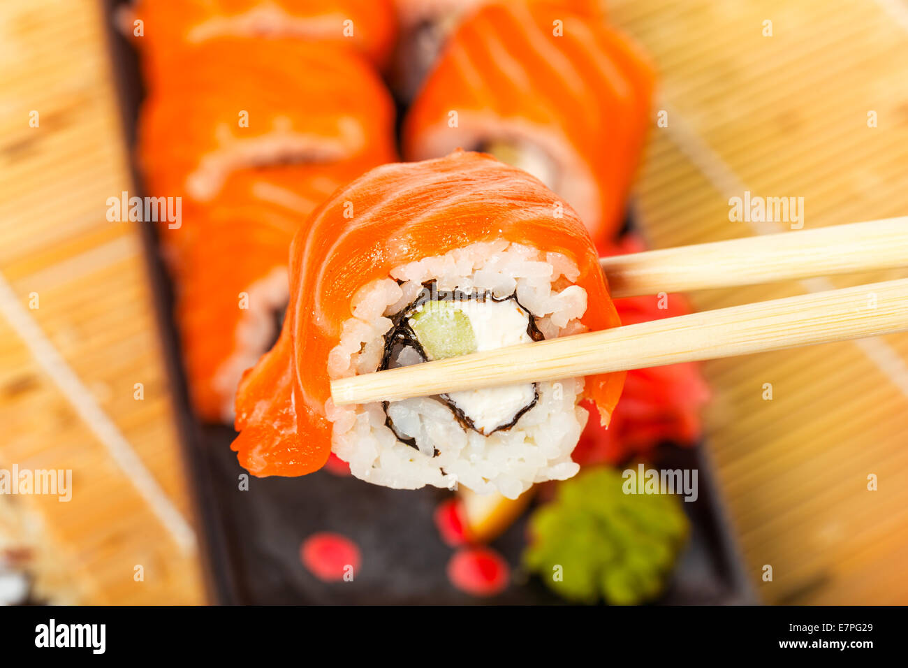 Lachs Sushi-Rollen auf einem hölzernen Hintergrund Stockfoto