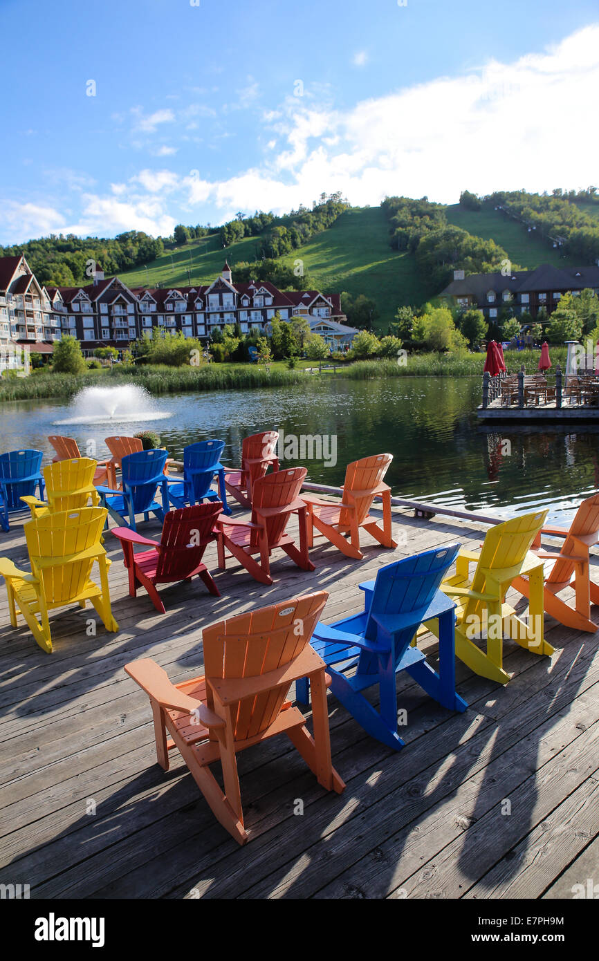 bunte Muskoka Stühle Blue Mountain Resort Kanada Stockfoto