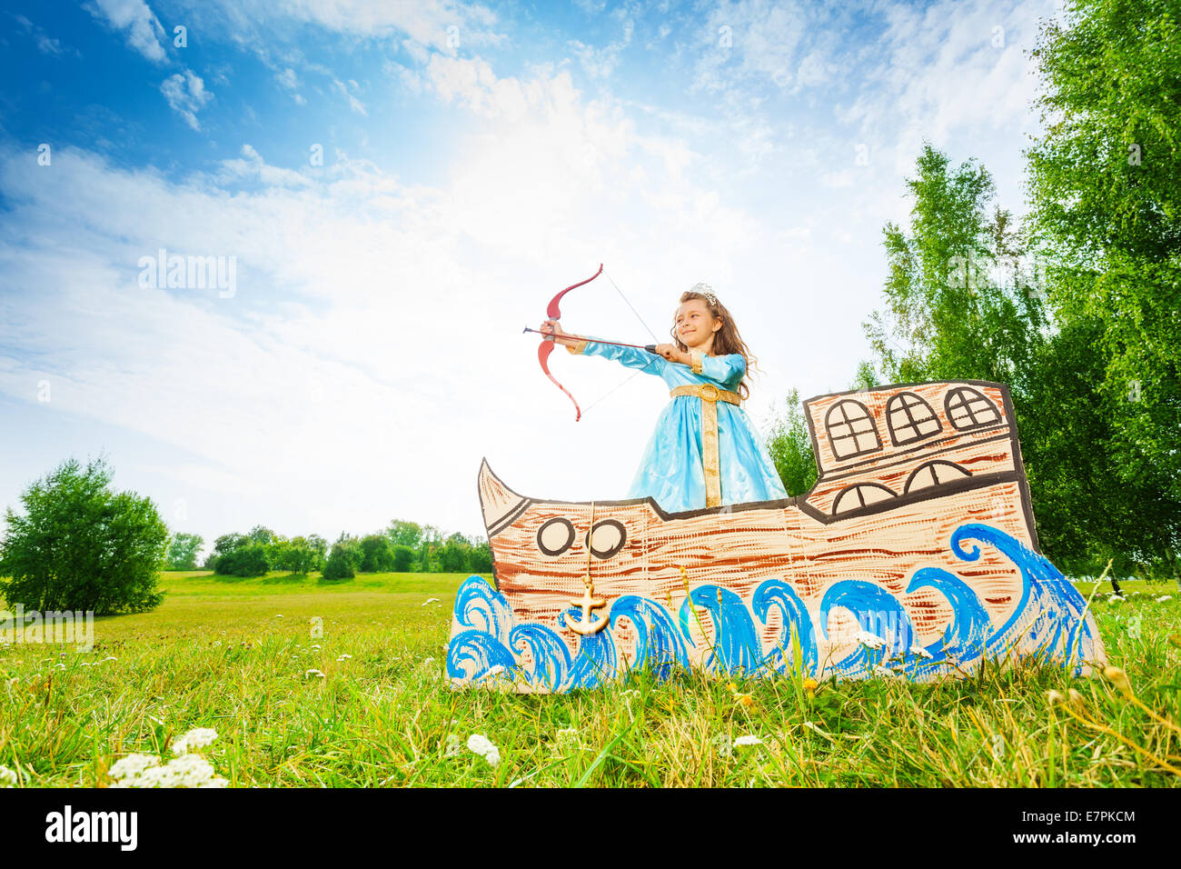 Schöne Prinzessin mit Bogen, Pfeil mit dem Fotografieren beginnen Stockfoto