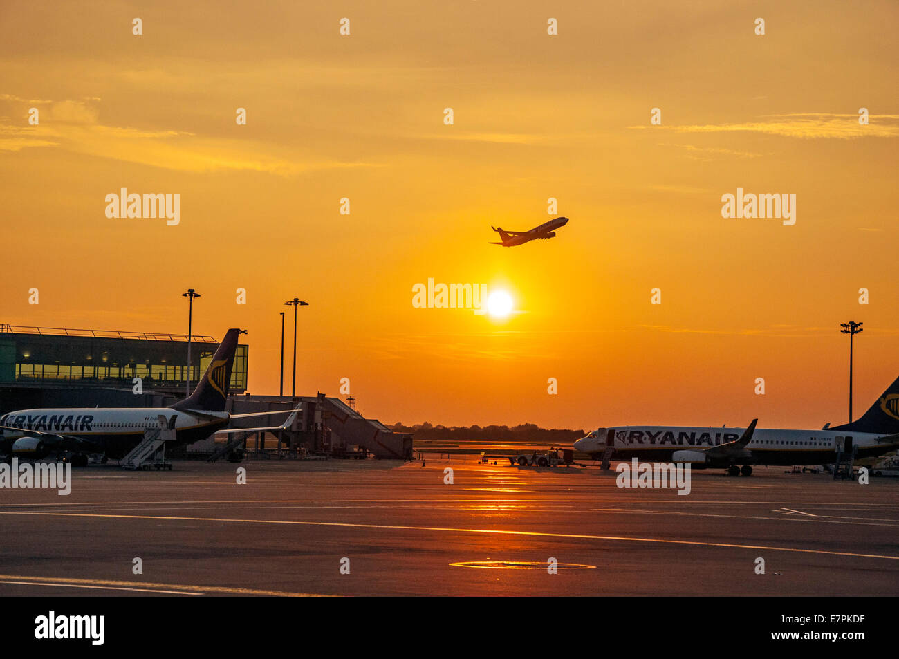 Flughafen Stansted UK. . Flugzeug abheben bei Sonnenuntergang. Pünktlichkeit der Flüge betrug 78 % - drei Prozentpunkte niedriger als die entsprechenden Zeitraum des Vorjahres, entsprechend der Civil Aviation Authority. Heathrow, Gatwick, Stansted, Luton und London City sah eine Gesamtreduzierung von drei Prozentpunkten für pünktliche Linienflüge von 80 % auf 77 % zurückging. Stockfoto