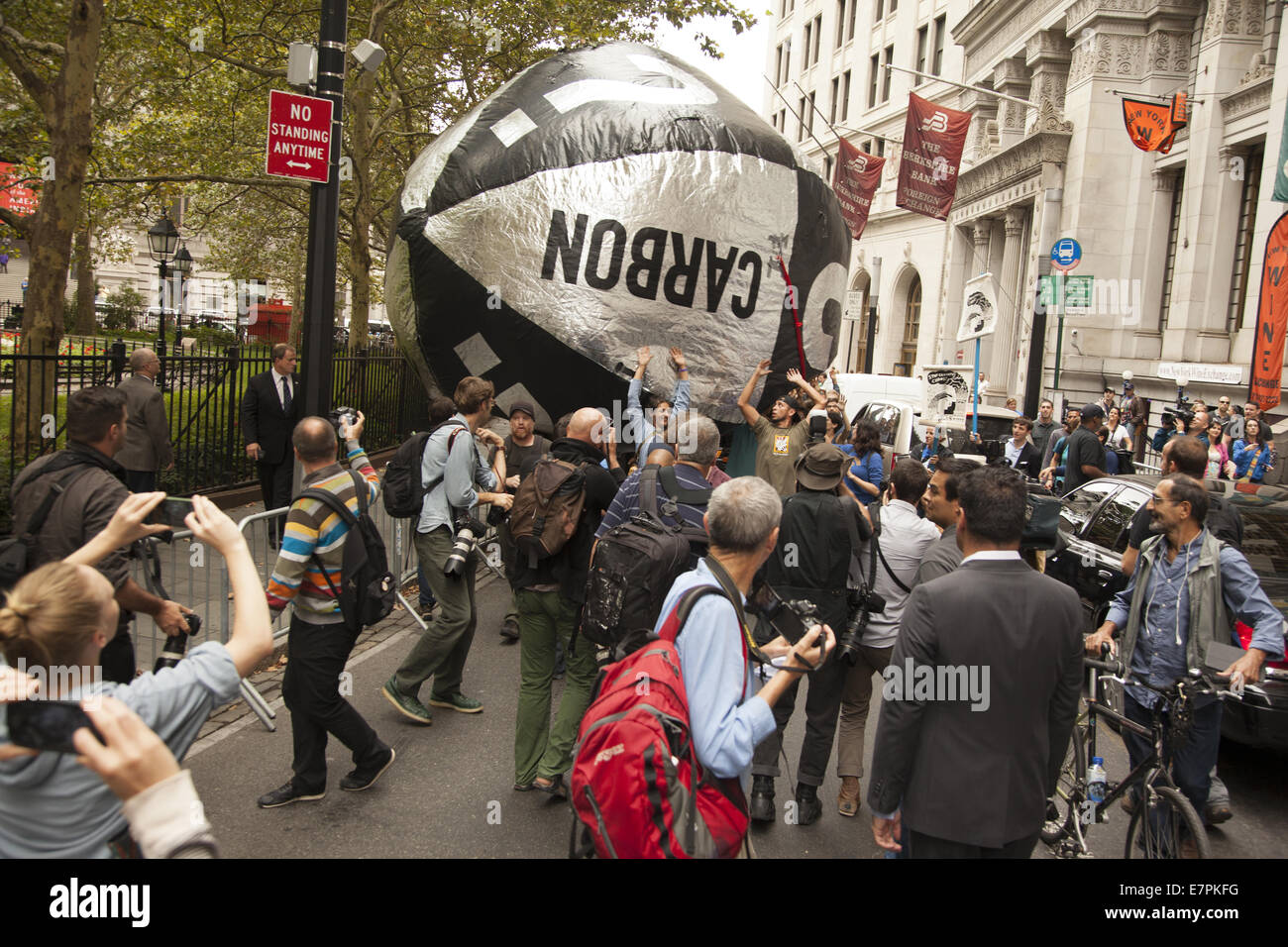 New York, USA. 22. September 2014. Klimagerechtigkeit hieß es Uhr heute als Demonstranten ein Sit-in in New Yorks Finanzdistrikt zum protest gegen die Strafbarkeit des "Wall Street" inszeniert, bei der Unterstützung der Unternehmen, die den Planeten zerstören. Bildnachweis: David Grossman/Alamy Live-Nachrichten Stockfoto