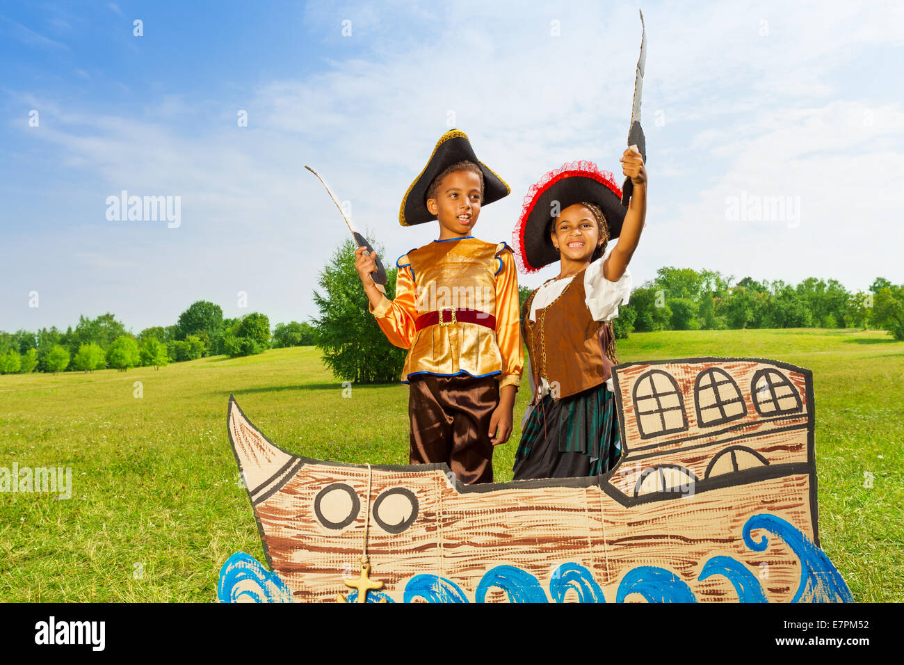 Zwei schwarze Jungs in Piraten Kostüme halten Schwerter Stockfoto