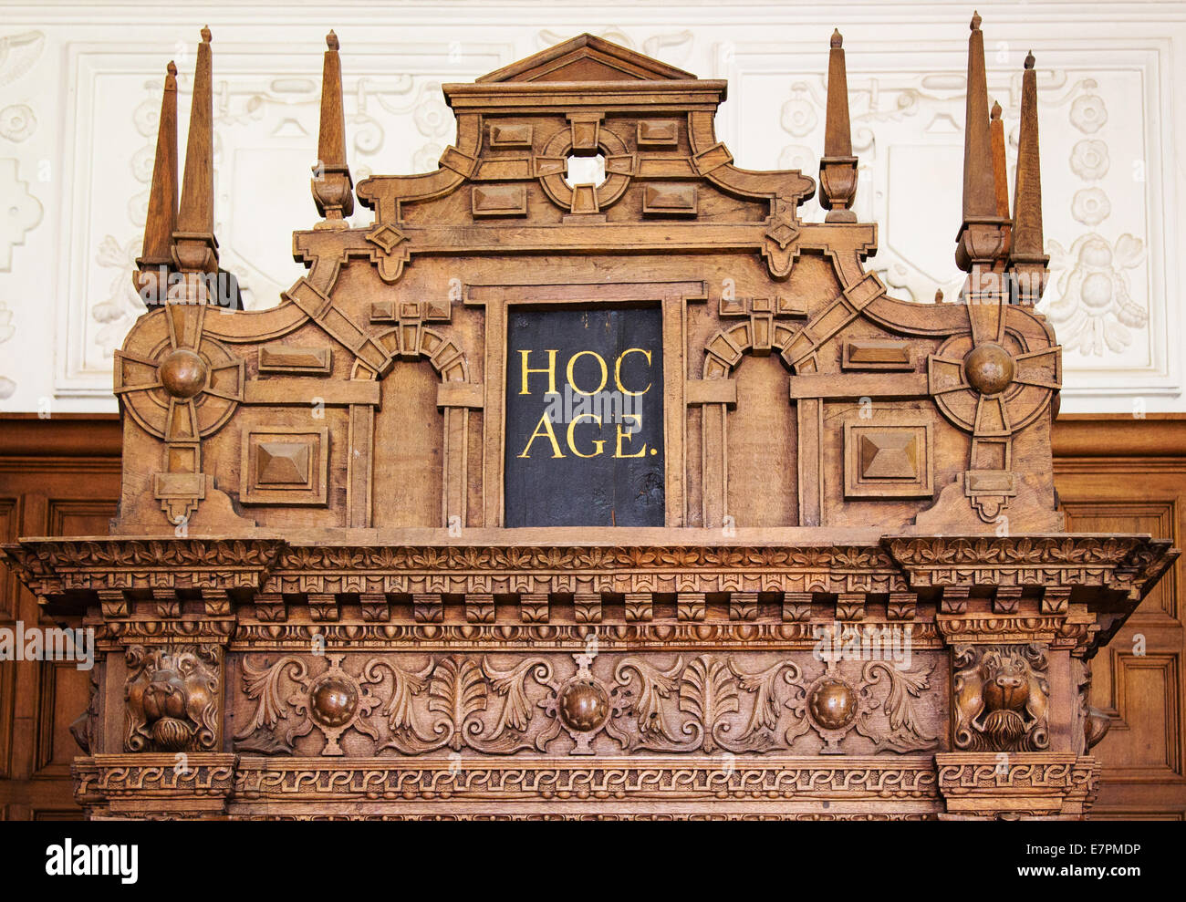 Verzierten Veranda mit dem lateinischen Motto Hoc Age - dies tun - in der Bibliothek am Montacute eine elisabethanische Herrenhaus in Somerset UK Stockfoto