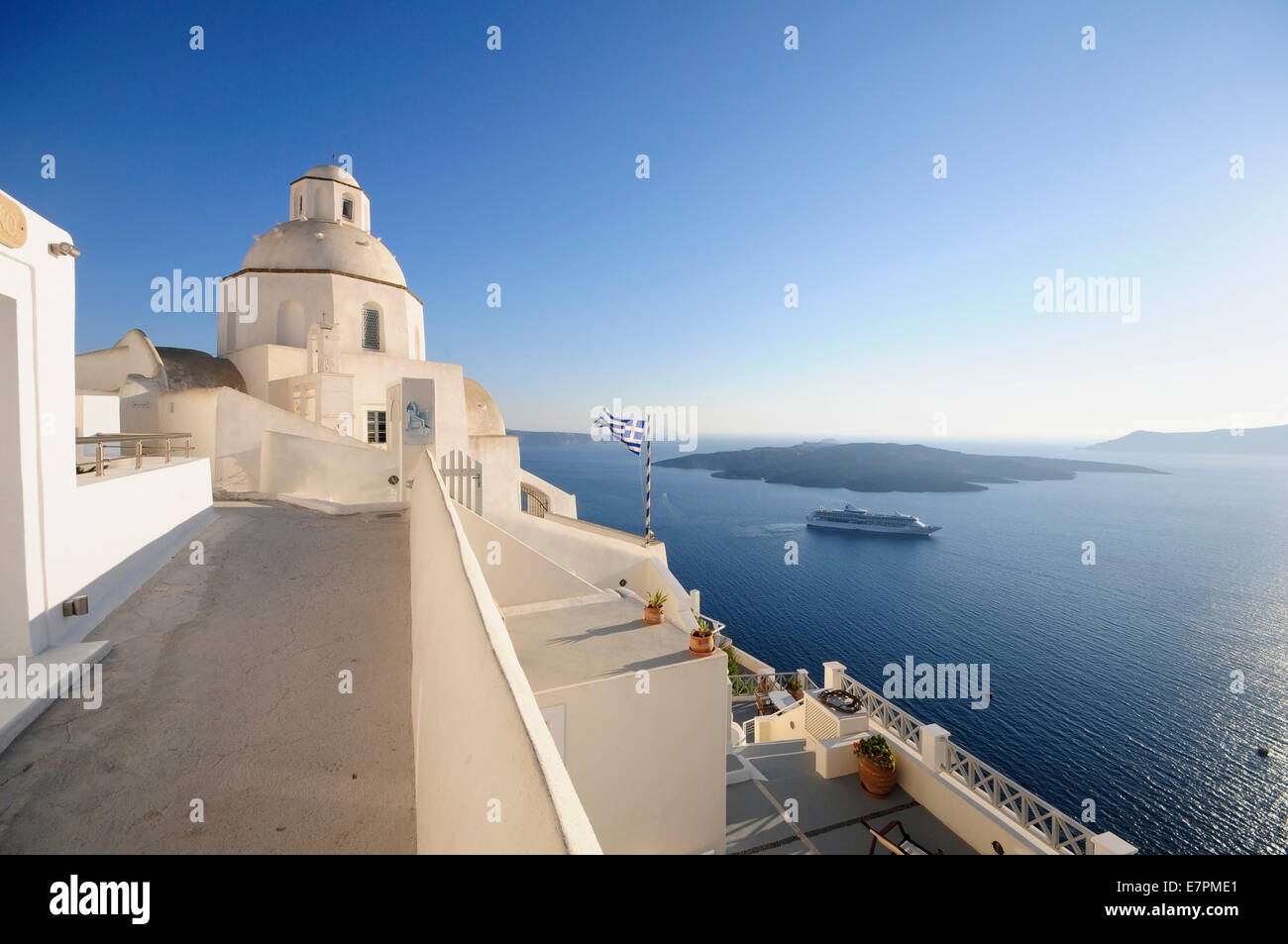 Blick auf traditionellen Dorf in Santorini, wunderschöne griechische Insel Stockfoto