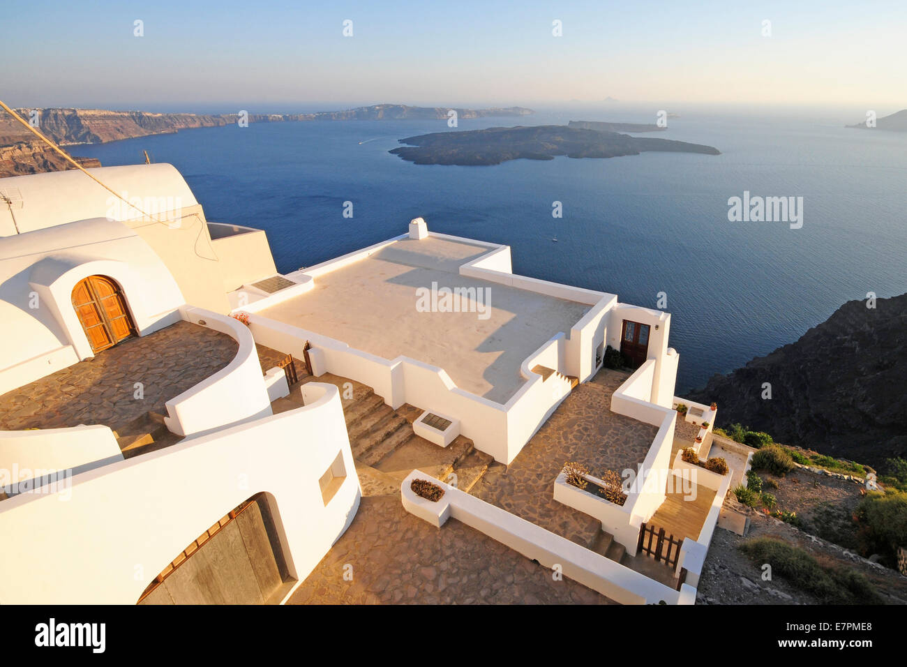 Blick auf traditionellen Dorf in Santorini, wunderschöne griechische Insel Stockfoto