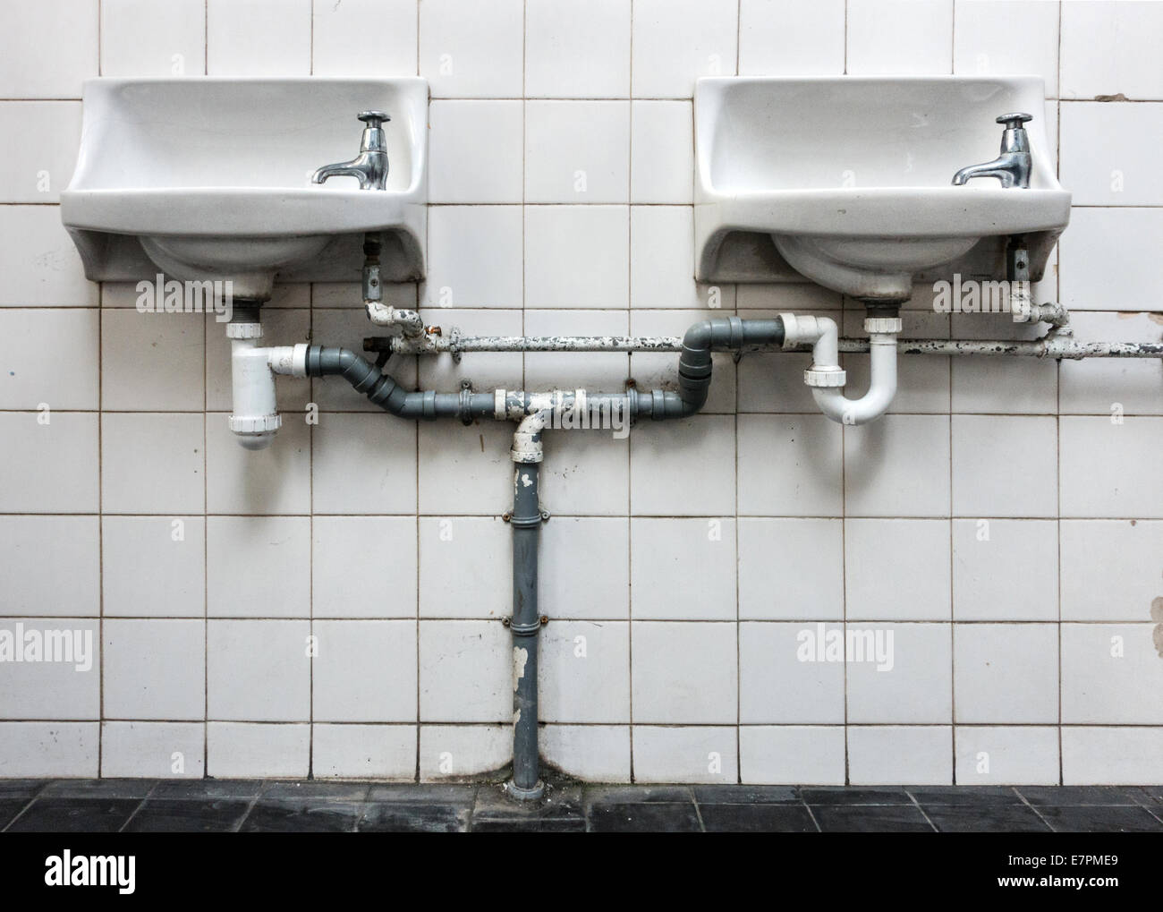 Twin Hand waschen spülen und Sanitär in einem Edwardian Denkmalgeschütztes Toilette Gebäude im zentralen Bristol UK Stockfoto