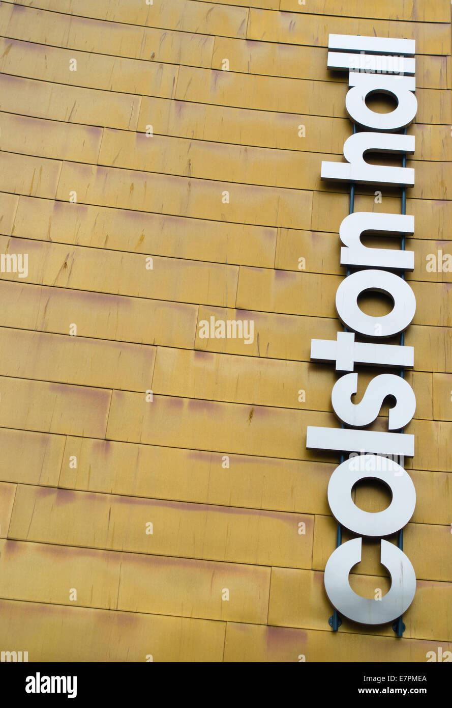 Fassade des Colston Hall-Konzert im Zentrum von Bristol ummantelt in eine blechern Legierung, die das Gebäude vermittelt einen goldenen Glanz Stockfoto