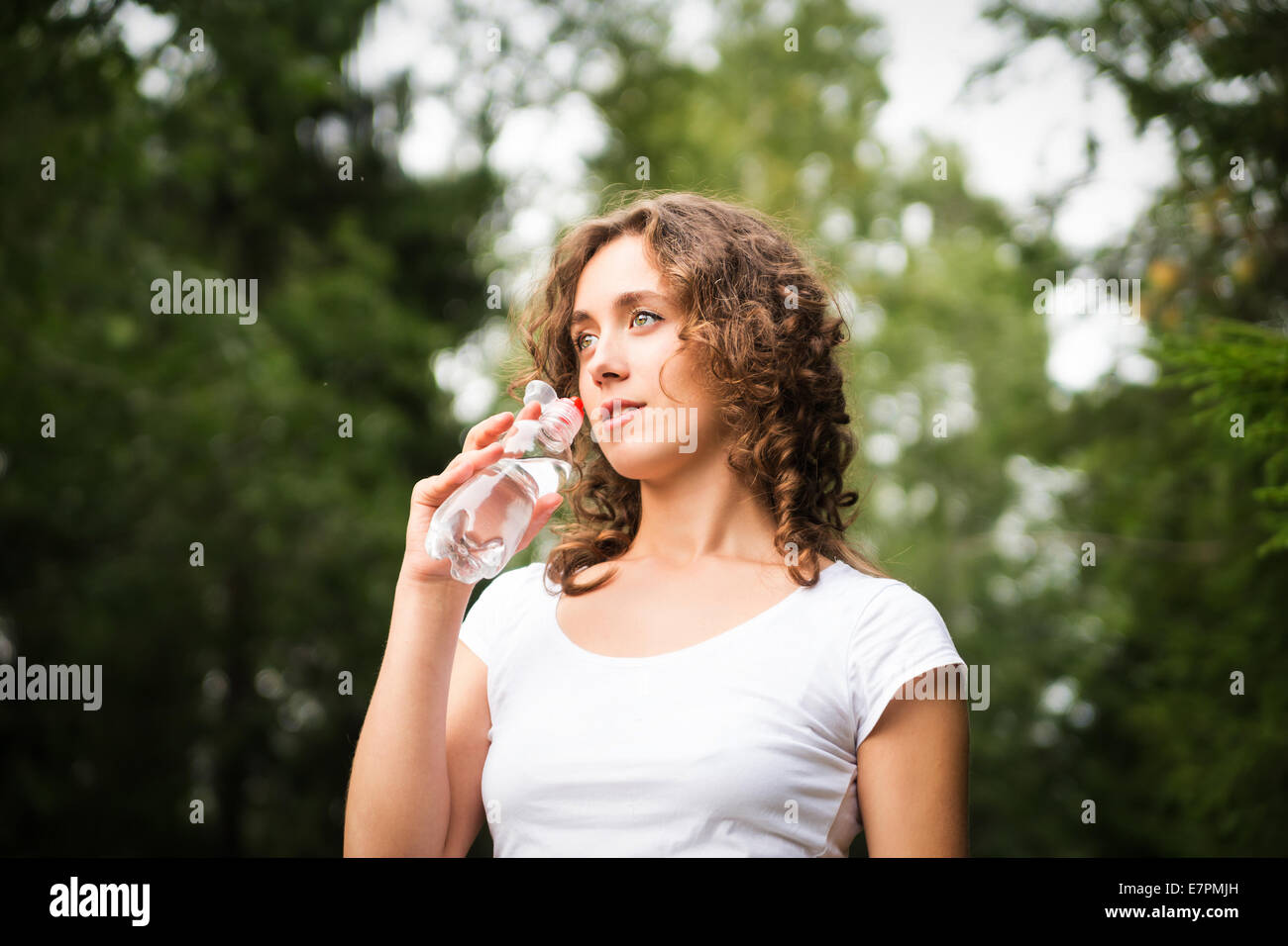 Junge hübsche Frau Getränke im freien Wasser Gesundheit Stockfoto