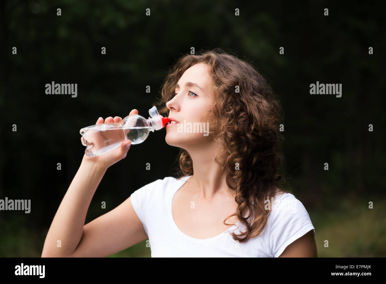 Junge hübsche Frau Getränke im freien Wasser Gesundheit Stockfoto