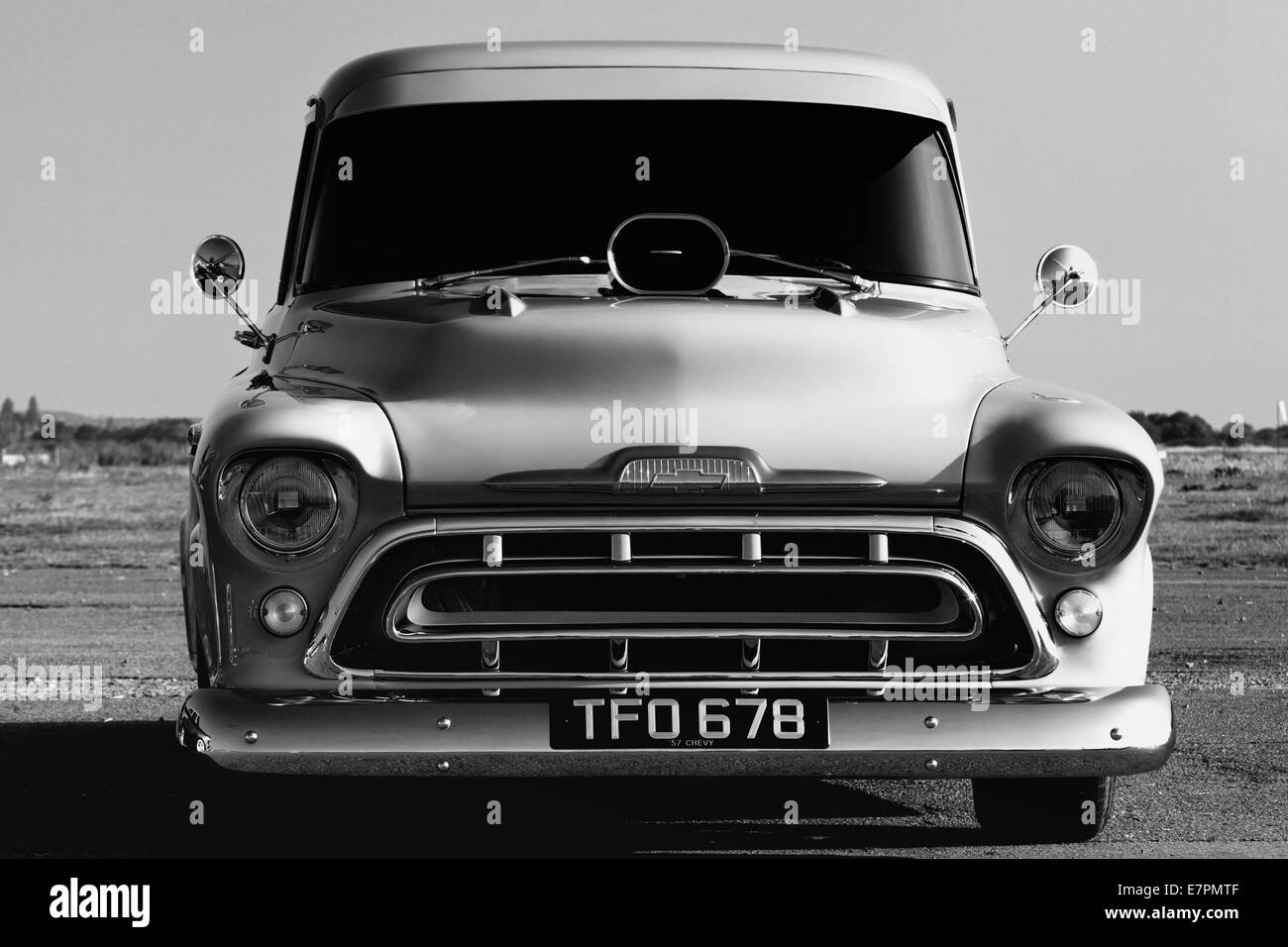1957 Chevrolet Pick up Truck, Chevy. Amerikanische Oldtimer, schwarz und weiß Stockfoto