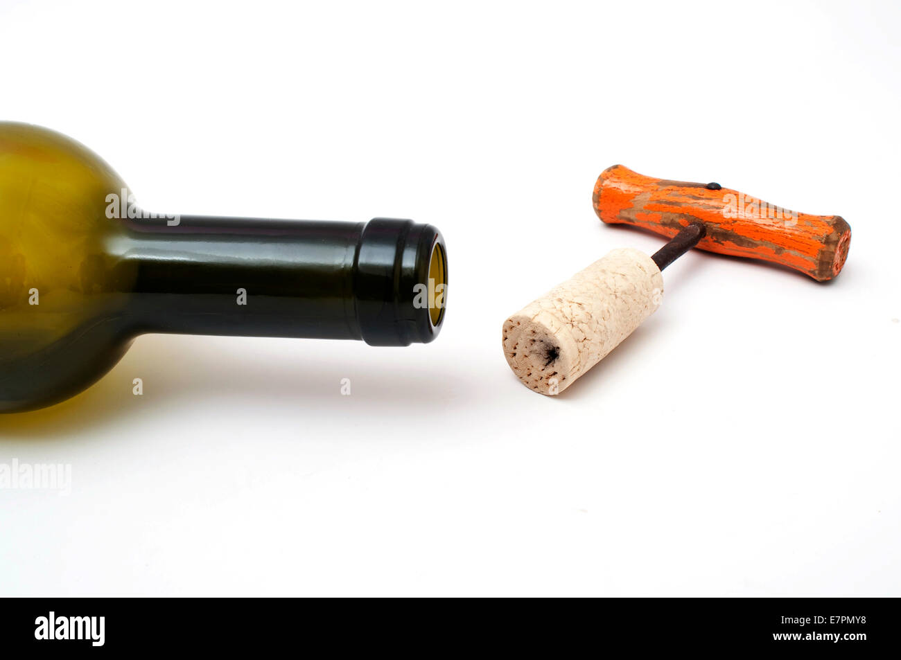 Korkenzieher, Kork und eine leere Flasche. Stockfoto