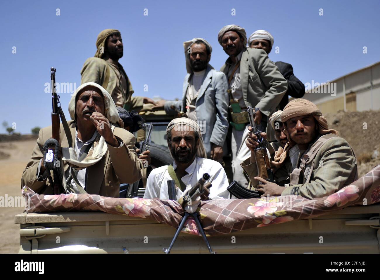 Sanaa, Jemen. 22. Sep, 2014. Schiitischen Houthi-Rebellen fahren ein Militärfahrzeug in der Baracke der 1. US-Panzerdivision wurde kontrolliert von den Rebellen in Sanaa, Jemen, am 22. September 2014. Die schiitischen Houthi-Rebellen am Montag Kontrollpunkte eingerichtet und Kämpfer um wichtige staatliche Institutionen in Jemens Hauptstadt Sanaa zu schützen, wie sie die Stadt nach einer Woche kämpfen gegen die Armee und die sunnitischen Miliz überrannten bereitgestellt. Bildnachweis: Hani Ali/Xinhua/Alamy Live-Nachrichten Stockfoto