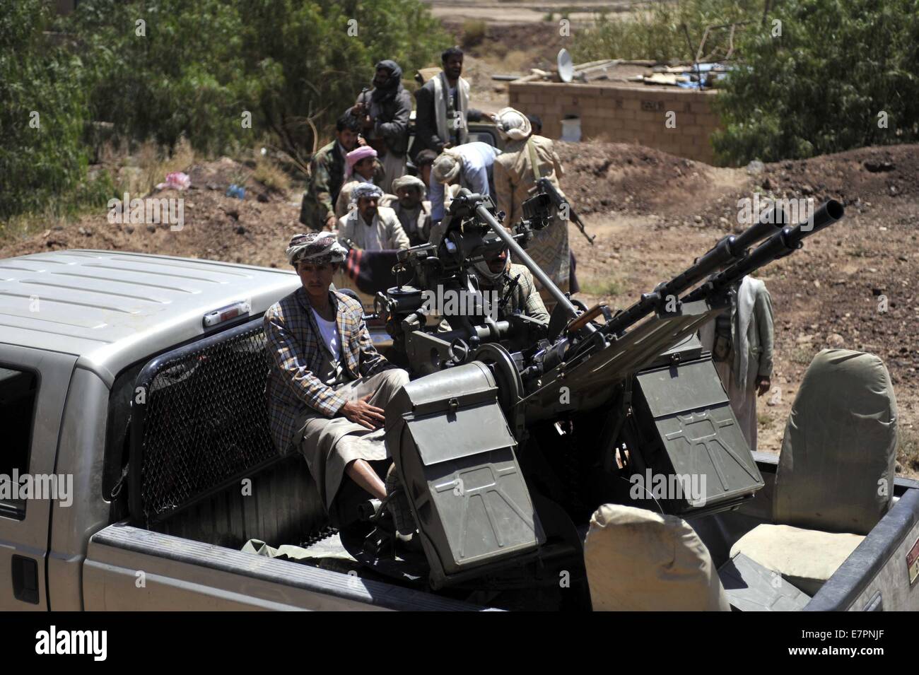 Sanaa, Jemen. 22. Sep, 2014. Schiitischen Houthi-Rebellen fahren ein Militärfahrzeug in der Baracke der 1. US-Panzerdivision wurde kontrolliert von den Rebellen in Sanaa, Jemen, am 22. September 2014. Die schiitischen Houthi-Rebellen am Montag Kontrollpunkte eingerichtet und Kämpfer um wichtige staatliche Institutionen in Jemens Hauptstadt Sanaa zu schützen, wie sie die Stadt nach einer Woche kämpfen gegen die Armee und die sunnitischen Miliz überrannten bereitgestellt. Bildnachweis: Hani Ali/Xinhua/Alamy Live-Nachrichten Stockfoto