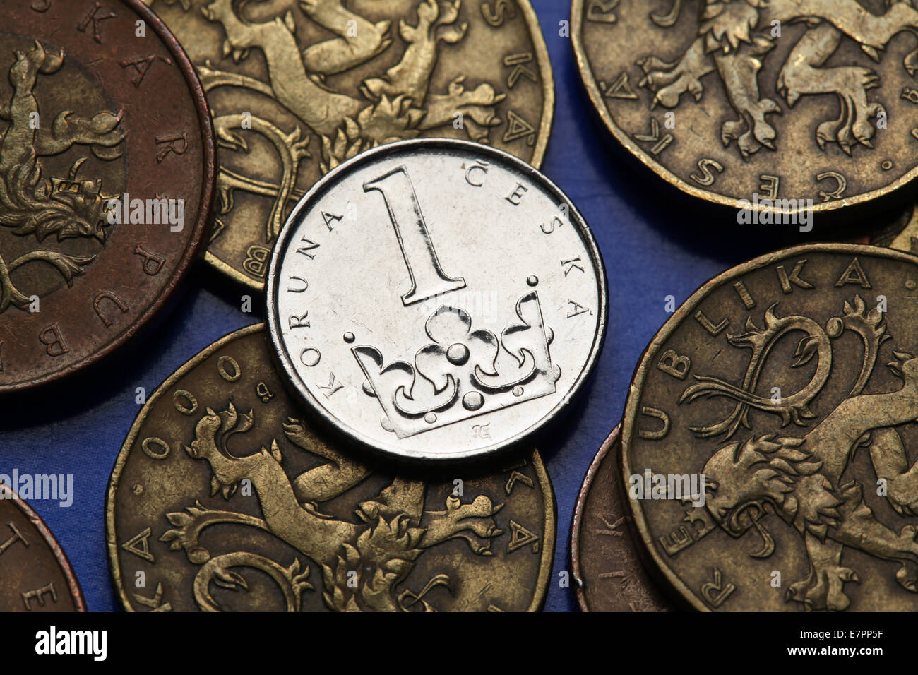 Münzen der Tschechischen Republik. St. Wenzels-Krone in der Tschechische 1 Krone-Münze abgebildet. Stockfoto