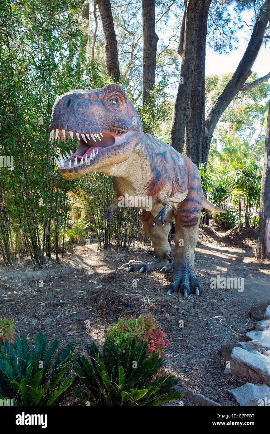 Lebensgroßen Tyrannosaurus Rex Dinosaurier Figuren schleichen durch den Wald Stockfoto