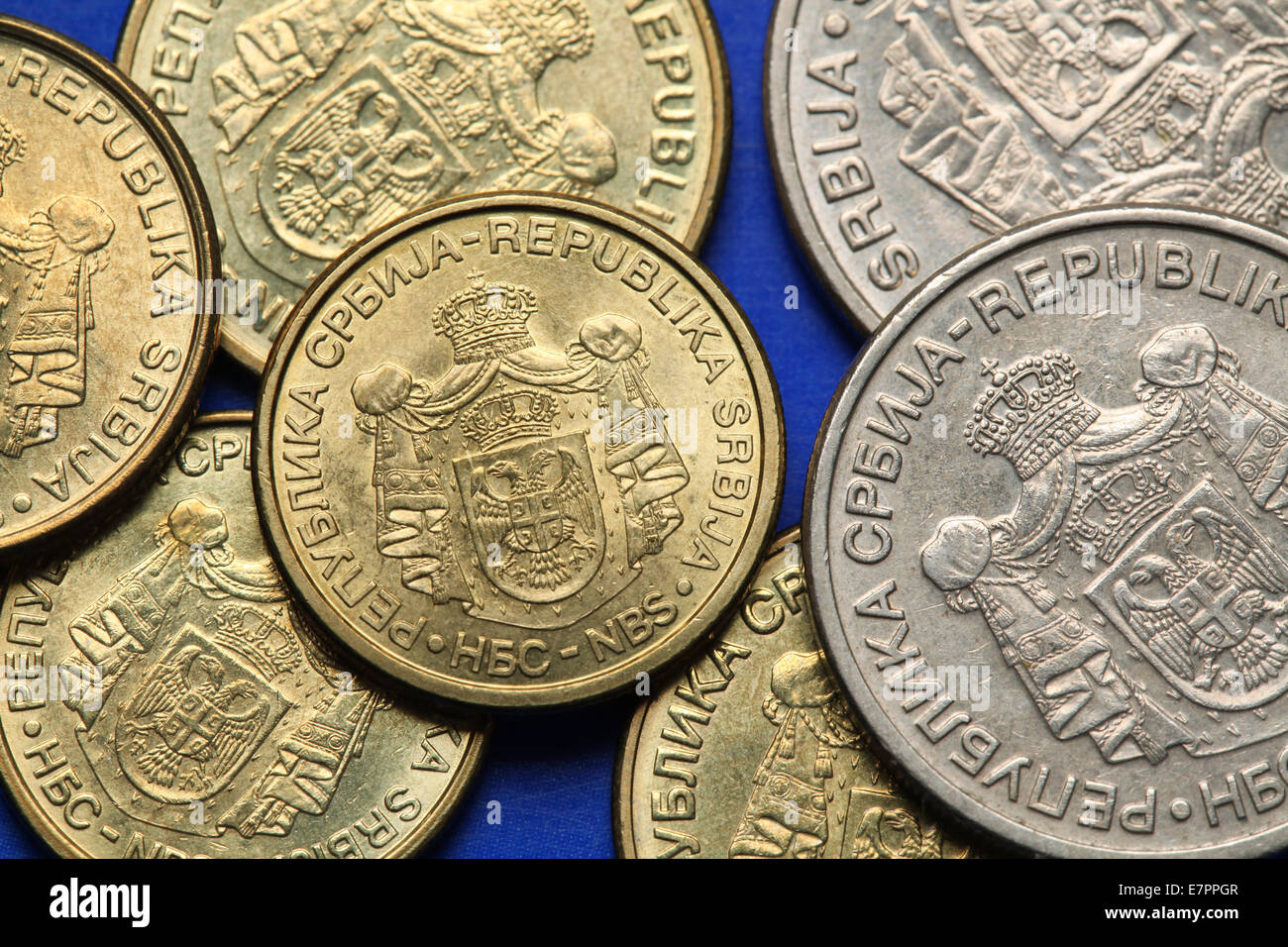 Münzen von Serbien. Serbische nationale Wappen in serbischer Dinar Münzen abgebildet. Stockfoto
