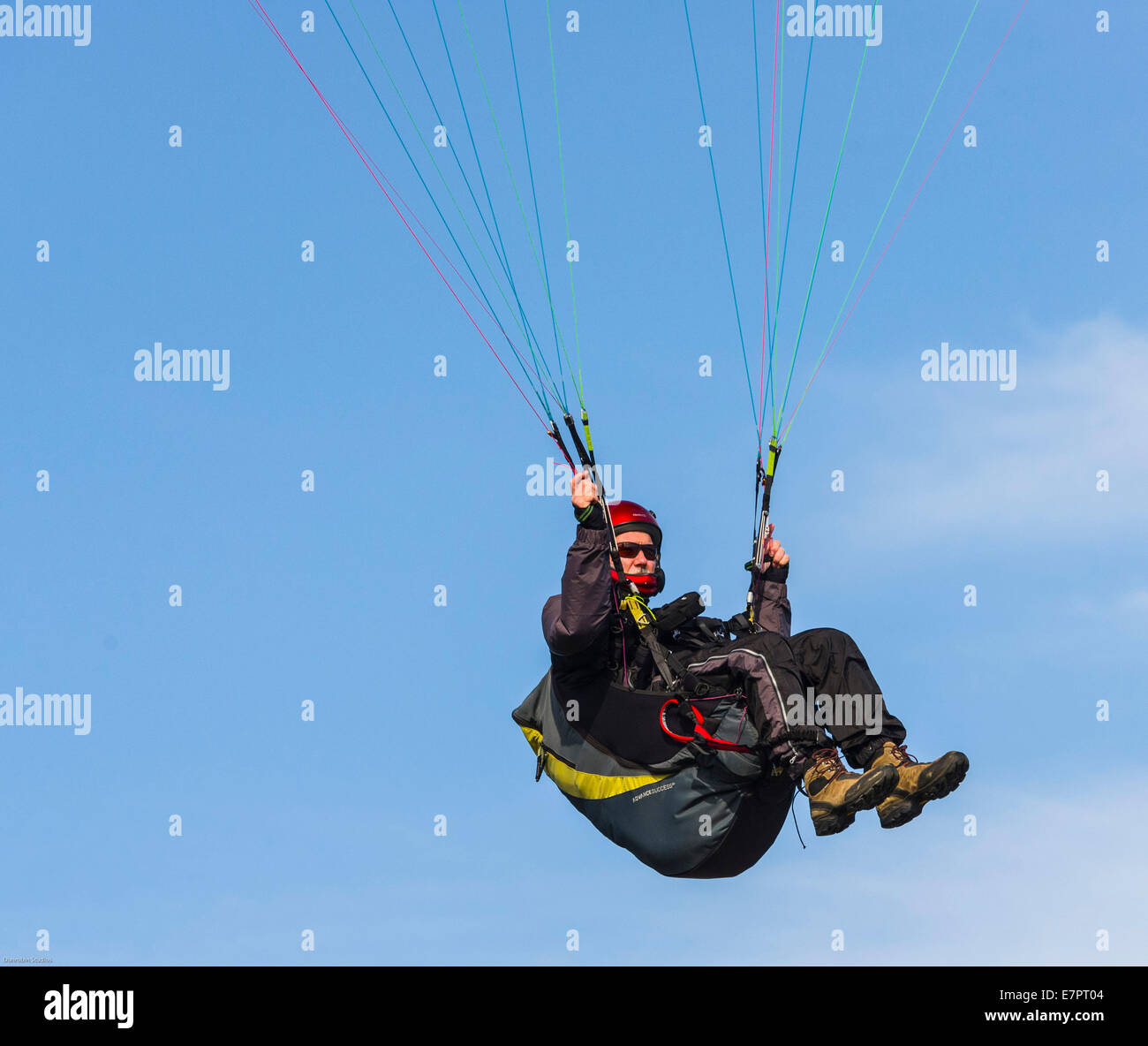 Fallschirmspringen auf der Halbinsel Strand fliegen in den Himmel Stockfoto