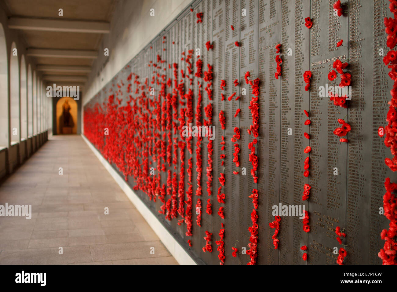 Die Wand der Erinnerung im Inneren das Australian War Memorial, Canberra. Stockfoto