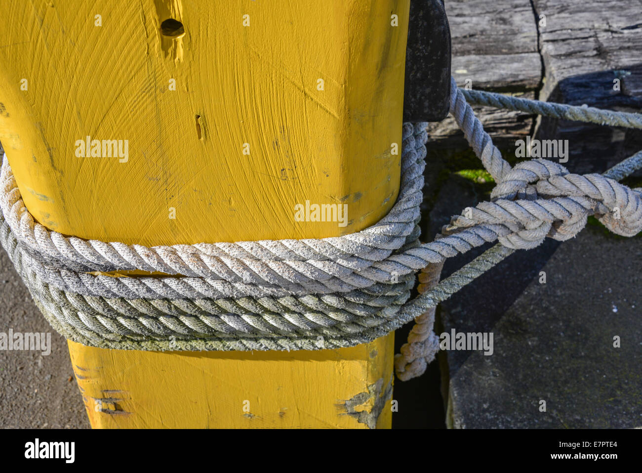 Seil-Poller an Dock Klampe Stockfoto