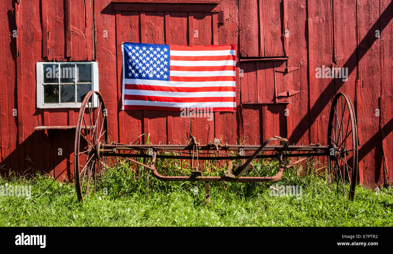 4. Juli amerikanische Flagge auf einer alten roten Scheune, ein alter Heukuchen auf einer Farm in Middlesex County, Monroe Twp., New Jersey, US-Flagge FS 12,42 300P Stockfoto