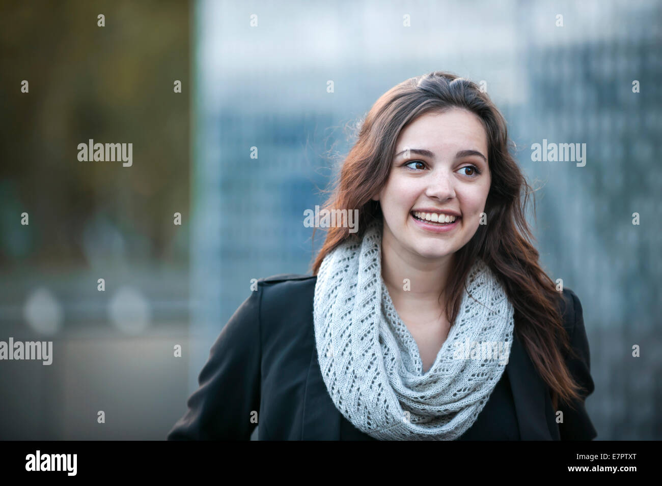Candid Porträt der glückliche junge Brünette Frau lächelnd mit textfreiraum im städtischen Umfeld Stockfoto