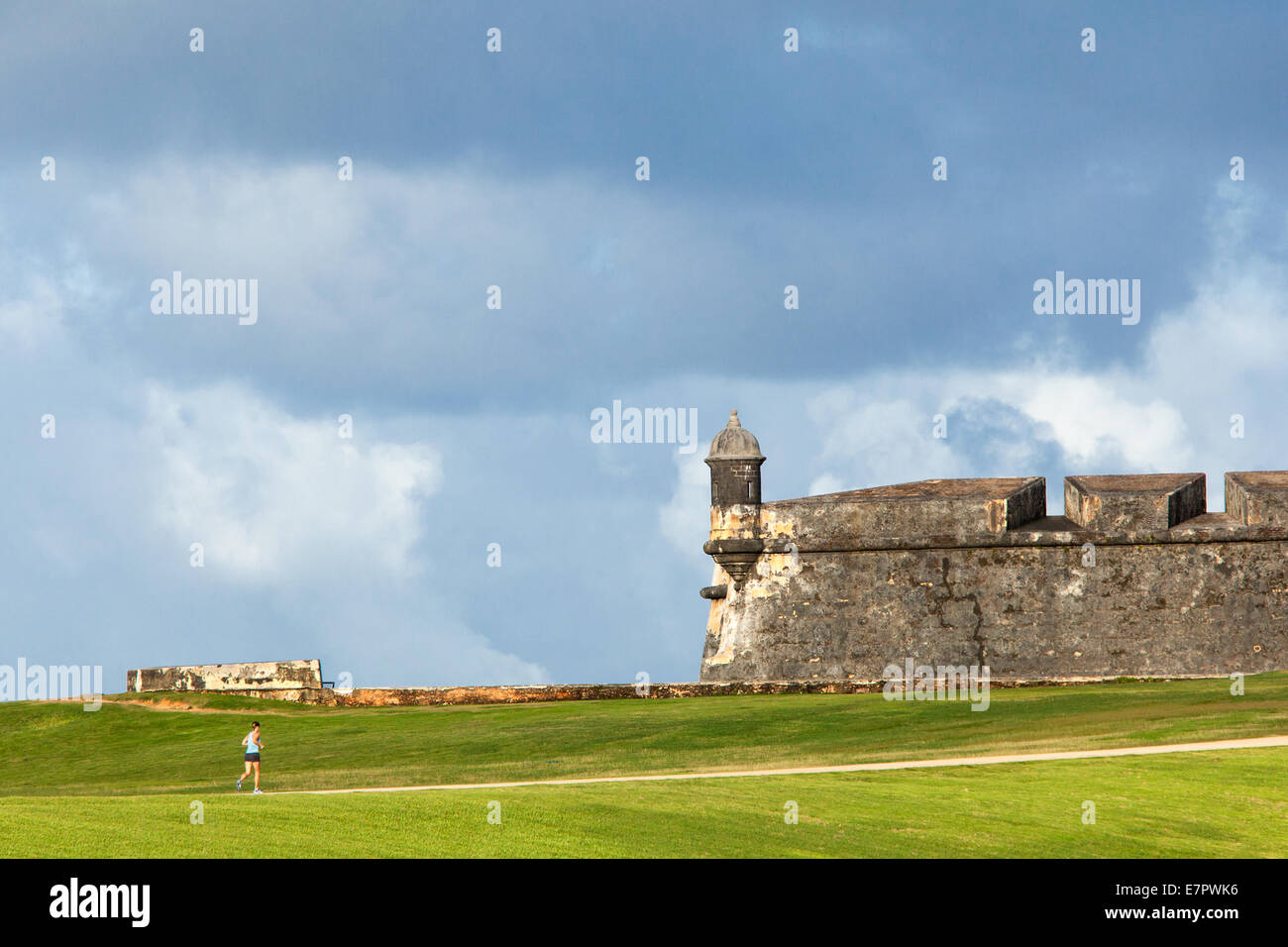 Eine Frau läuft in der Nähe von El Morro Fort, San Juan, Puerto Rico. Stockfoto