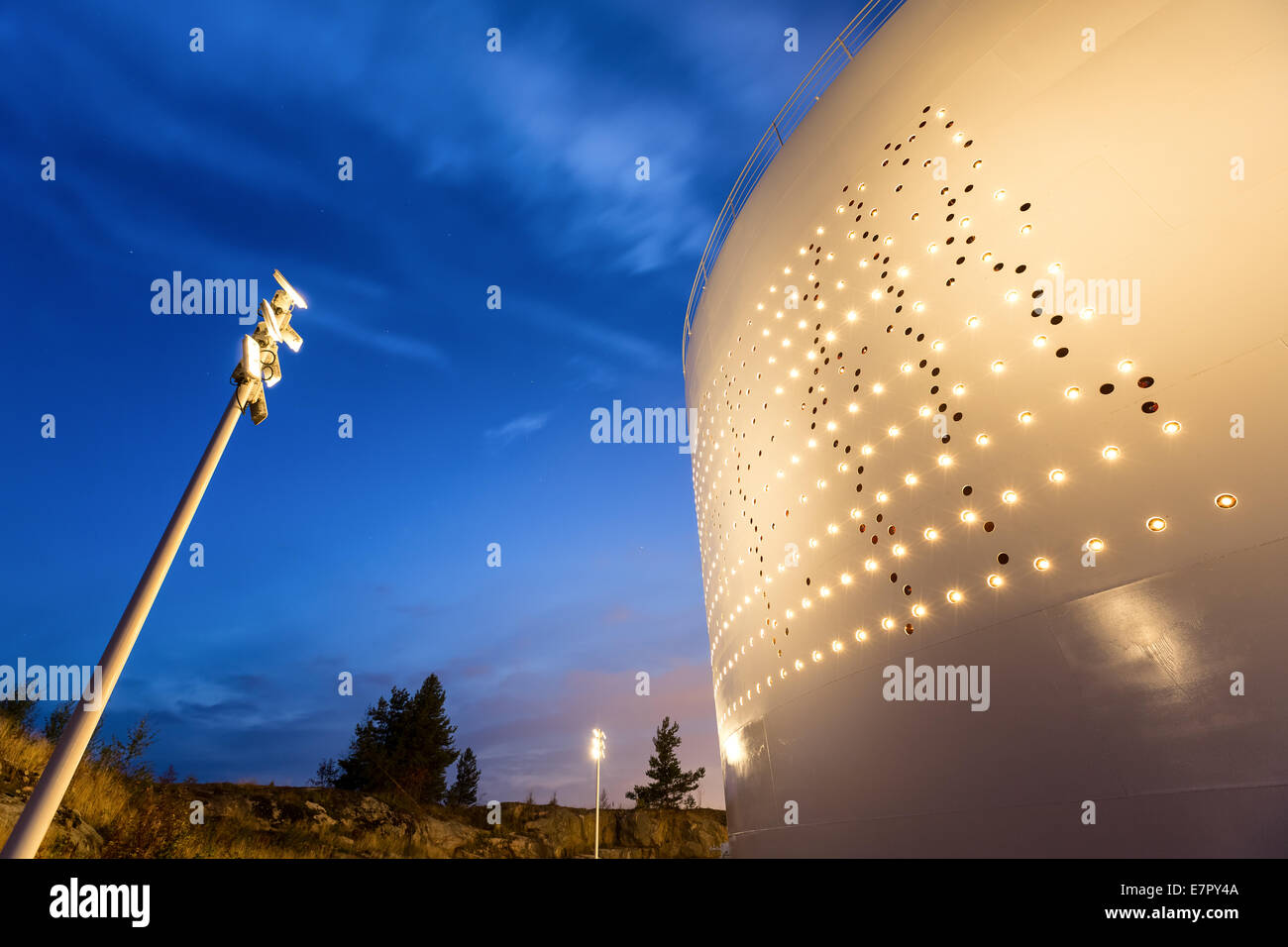 Einen alten Öltank verwandelt Licht Kunstwerk in Laajasalo, Helsinki, Finnland, Europa, EU Stockfoto