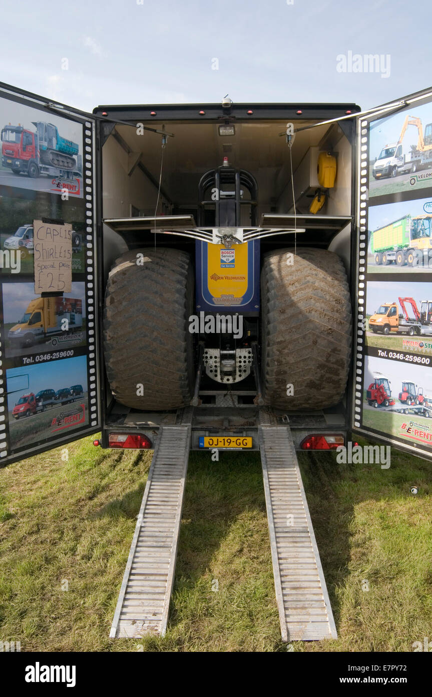Tractor puller pulling pullers Fotos und Bildmaterial in hoher