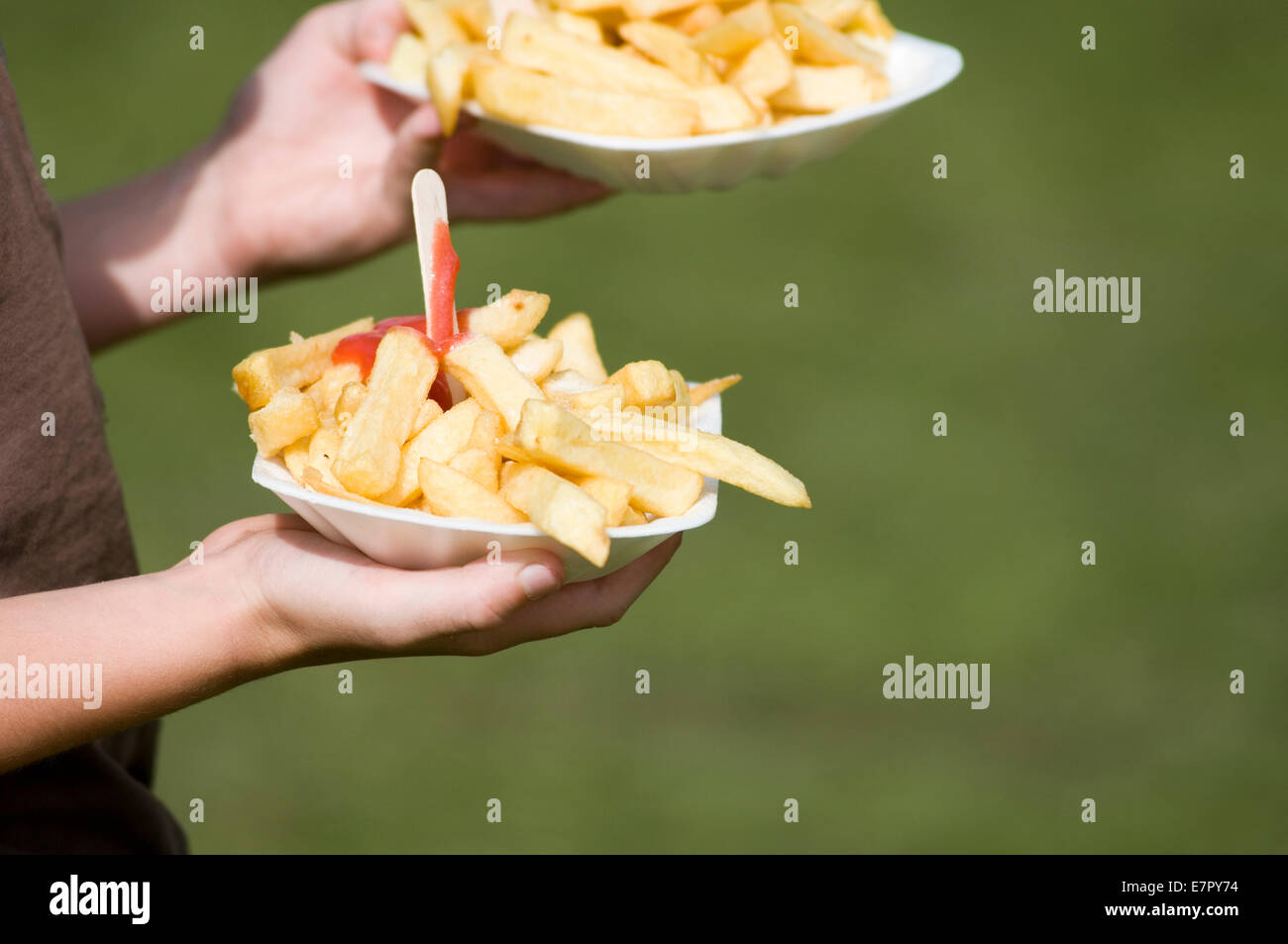 Chips Fast-Food-Diät Kartoffel Shop Fach Teil Fett fetthaltigen Lebensmitteln Gabel Ketchup Portionen Größe große Übergewicht fettleibigen Fett schlechte Ernährungsweisen greas Stockfoto