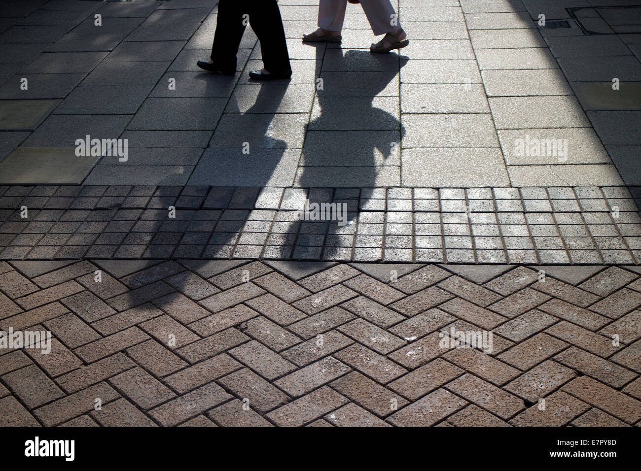 Schatten von Menschen, die auf Straße Stockfoto