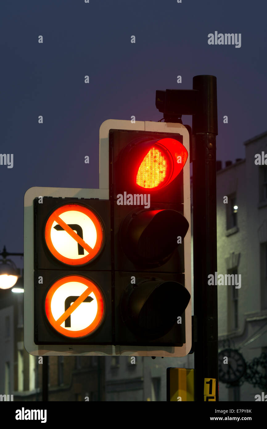 Ampel auf rot ohne Anzeichen von rechts oder links drehen Stockfoto