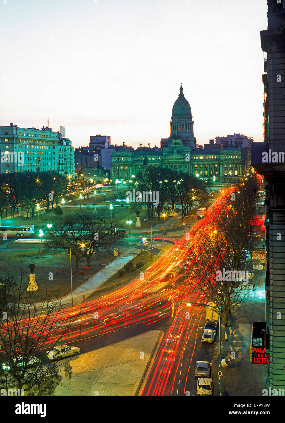 Plaza del Ayuntmiento oder Stadtplatz in Valencia mit Streaming-Verkehr in der Abenddämmerung, Spanien Stockfoto