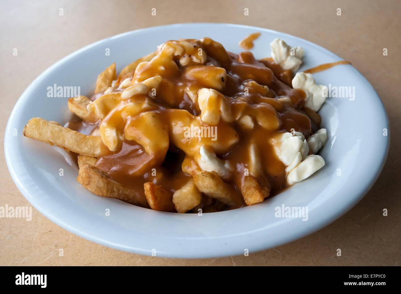 Die berühmte "traditionellen" Poutine in Le Roy Jucep Restaurant in Drummondville, Quebec, Kanada. Stockfoto