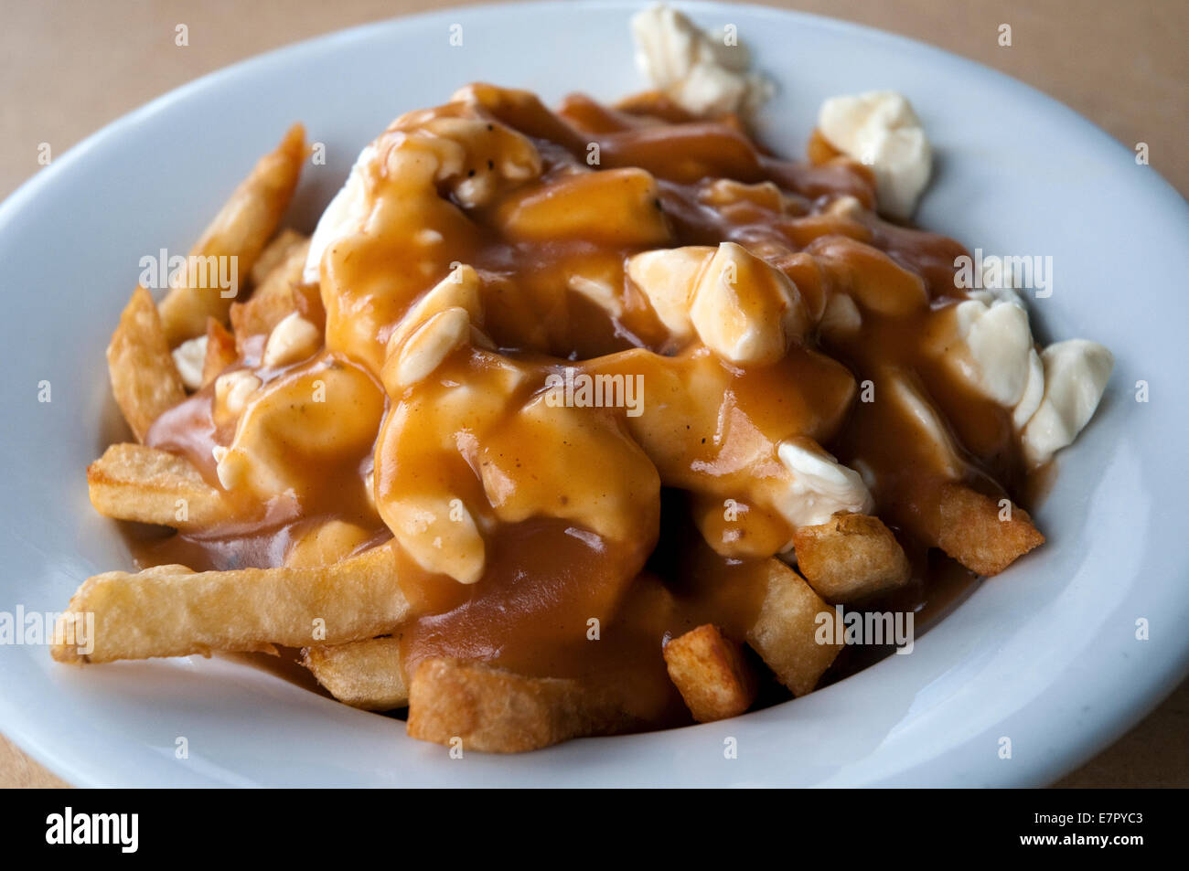 Die berühmte "traditionellen" Poutine in Le Roy Jucep Restaurant (der Erfinder der Schale) in Drummondville, Quebec, Kanada. Stockfoto