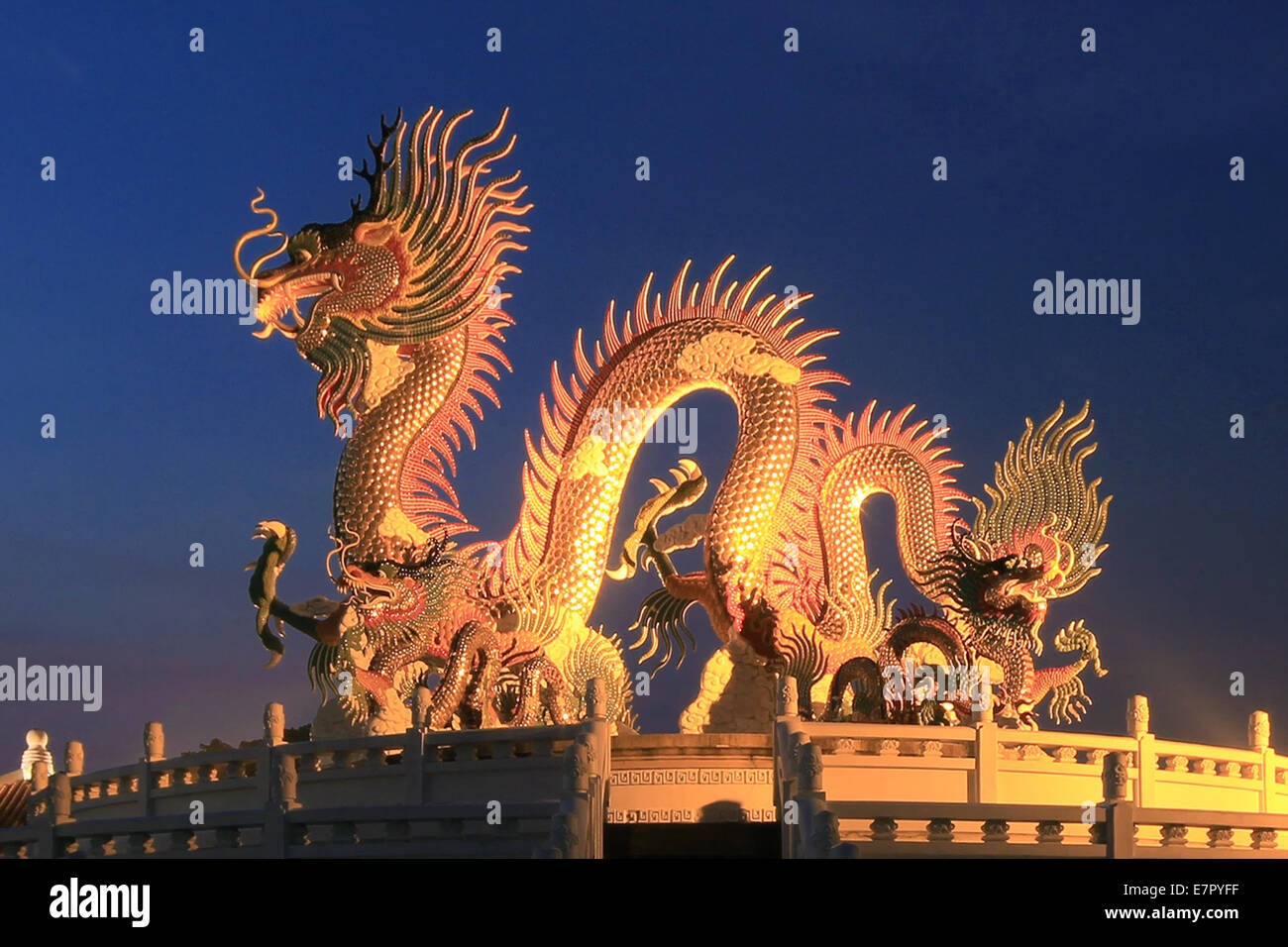 Chinesische Drachenstatue bei Dämmerung Stockfoto