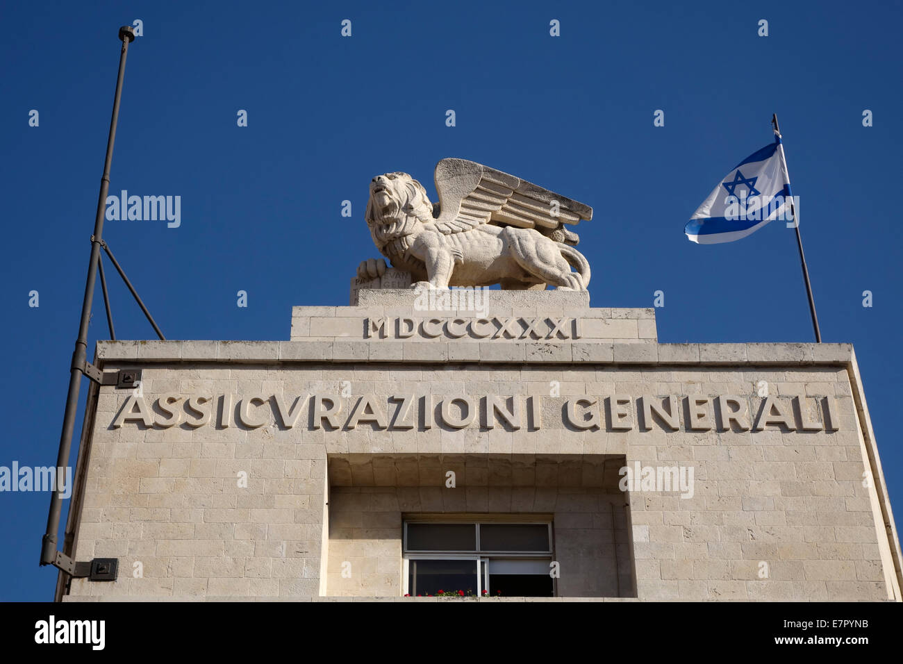 Geflügelte Löwenstatue auf Generali Gebäude Darstellung der Löwe von San Marco, Schutzpatron von Venedig und das Symbol der Generali Versicherungsgesellschaft in Jaffa Street West Jerusalem Israel. Als Jerusalem Zweig der italienischen Assicurazioni Generali Versicherungsgesellschaft von 1935 bis 1946 diente das Gebäude die von Marcello Piacentini, Chefarchitekt des italienischen faschistischen Regimes, entworfen wurde. Im Jahr 1946 verstaatlicht die britische Mandatsregierung das Gebäude. Stockfoto