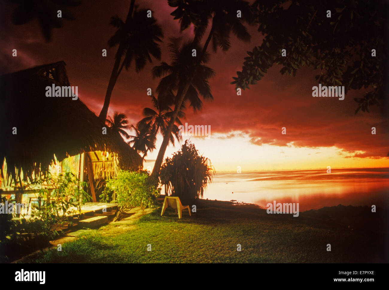 Hütte beleuchtet in der Abenddämmerung auf Moorea Insel in Französisch-Polynesien Stockfoto