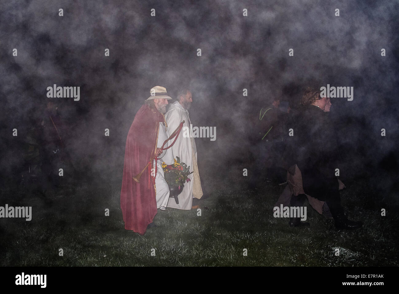 Stonehenge Wiltshire UK 23. September 2014. UK-Wetter: Neblig starten um die Herbst-Tagundnachtgleiche in Stonehenge in Wiltshire, obwohl es nicht die Zeremonien zu stoppen. Bildnachweis: Paul Chambers/Alamy Live-Nachrichten Stockfoto