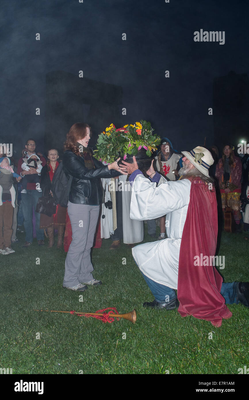 Stonehenge Wiltshire UK 23. September 2014. UK-Wetter: Neblig starten um die Herbst-Tagundnachtgleiche in Stonehenge in Wiltshire, obwohl es nicht die Zeremonien zu stoppen. Bildnachweis: Paul Chambers/Alamy Live-Nachrichten Stockfoto