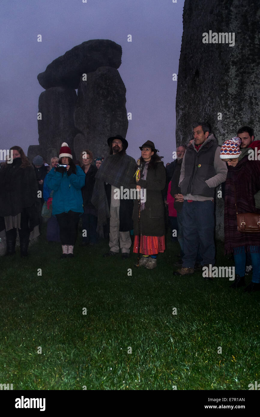 Stonehenge Wiltshire UK 23. September 2014. UK-Wetter: Neblig starten um die Herbst-Tagundnachtgleiche in Stonehenge in Wiltshire, obwohl es nicht die Zeremonien zu stoppen. Bildnachweis: Paul Chambers/Alamy Live-Nachrichten Stockfoto