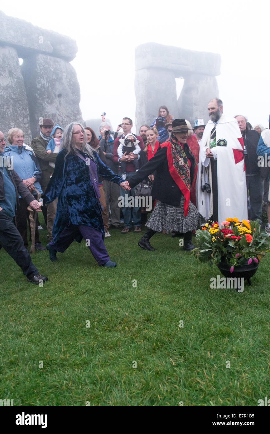 Stonehenge Wiltshire UK 23. September 2014. UK-Wetter: Neblig starten um die Herbst-Tagundnachtgleiche in Stonehenge in Wiltshire, obwohl es nicht die Zeremonien zu stoppen. Bildnachweis: Paul Chambers/Alamy Live-Nachrichten Stockfoto