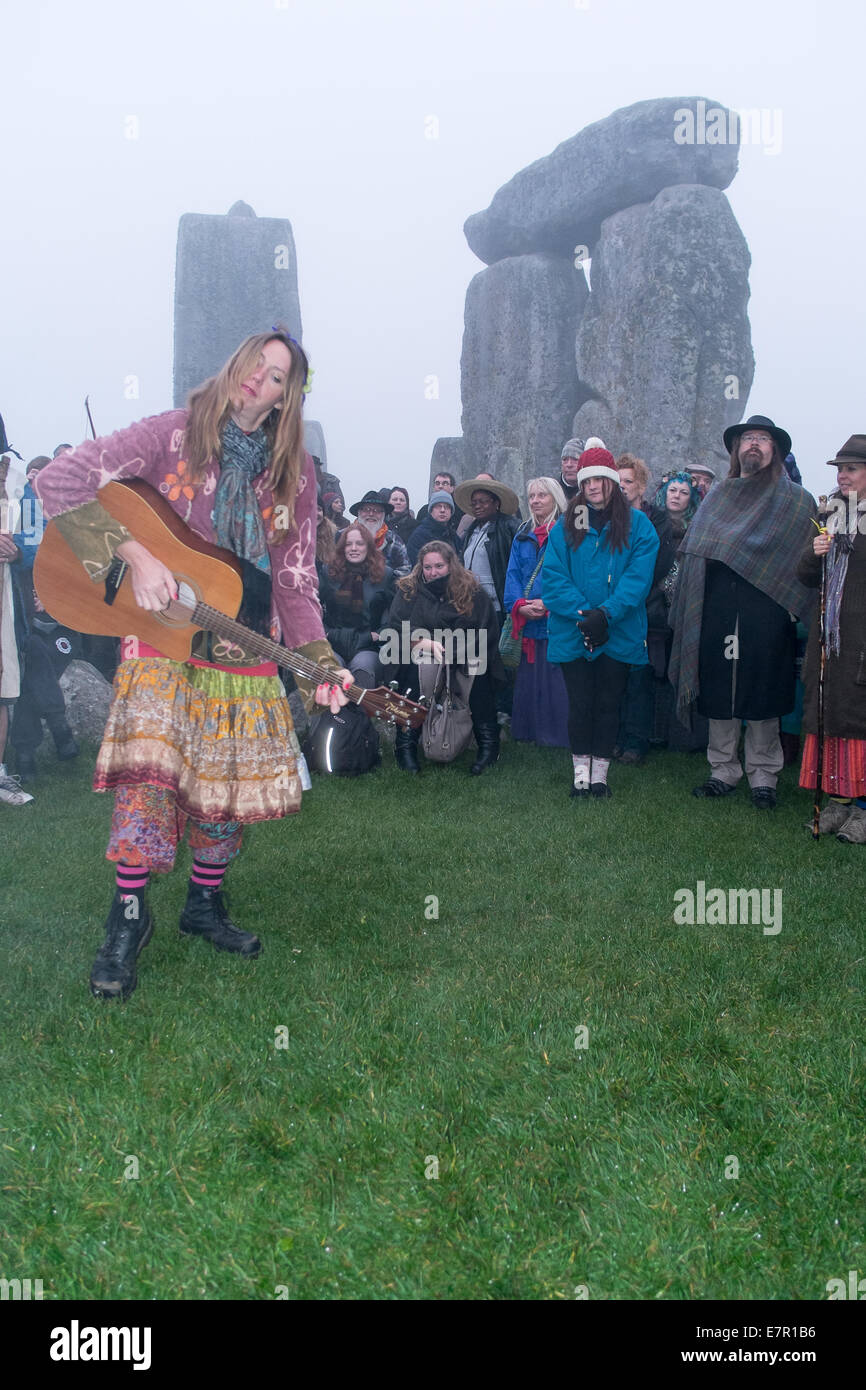 Stonehenge Wiltshire UK 23. September 2014. UK-Wetter: Neblig starten um die Herbst-Tagundnachtgleiche in Stonehenge in Wiltshire, obwohl es nicht die Zeremonien zu stoppen. Bildnachweis: Paul Chambers/Alamy Live-Nachrichten Stockfoto